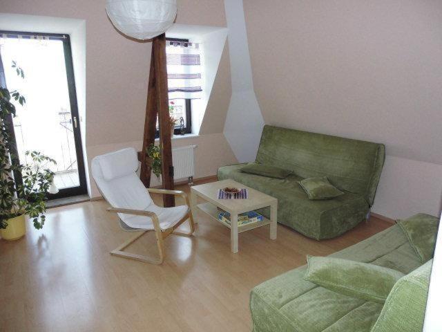 Sehr-Schoene-4-Raum-Maisonette-Fewo-Mit-110Qm-Balkon-Zentral-Preiswert-T7 Dresden Exterior photo